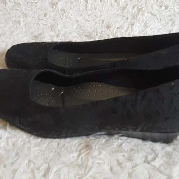 Trotters Lauren embossed textile floral black wedge pump T1110-013 size 10M - Picture 5 of 12